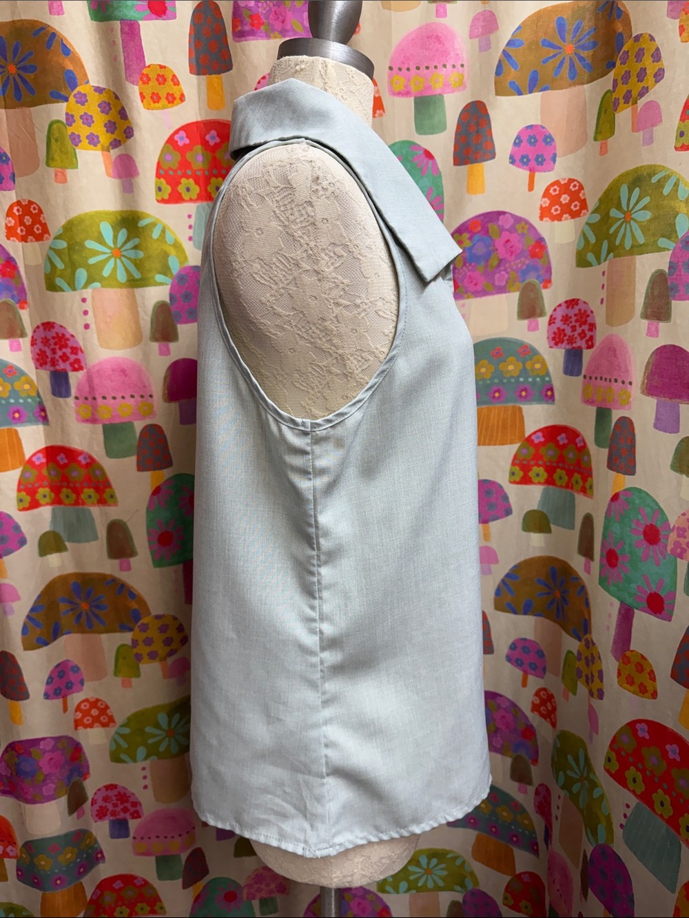 SHEIN Sleeveless Collared Blouse. Large - Picture 3 of 8
